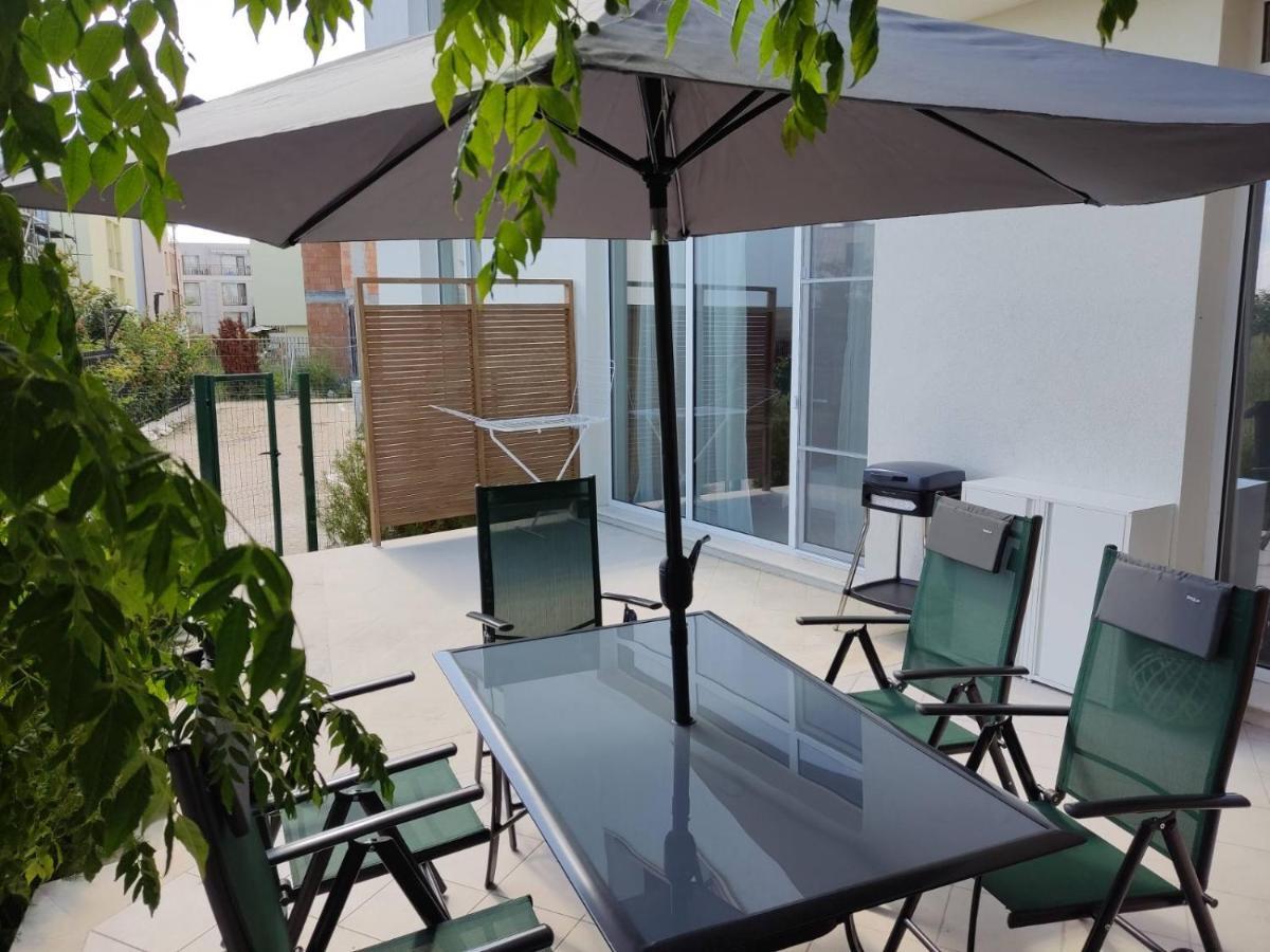 Las Brisas Garden Apartment بورغاس المظهر الخارجي الصورة