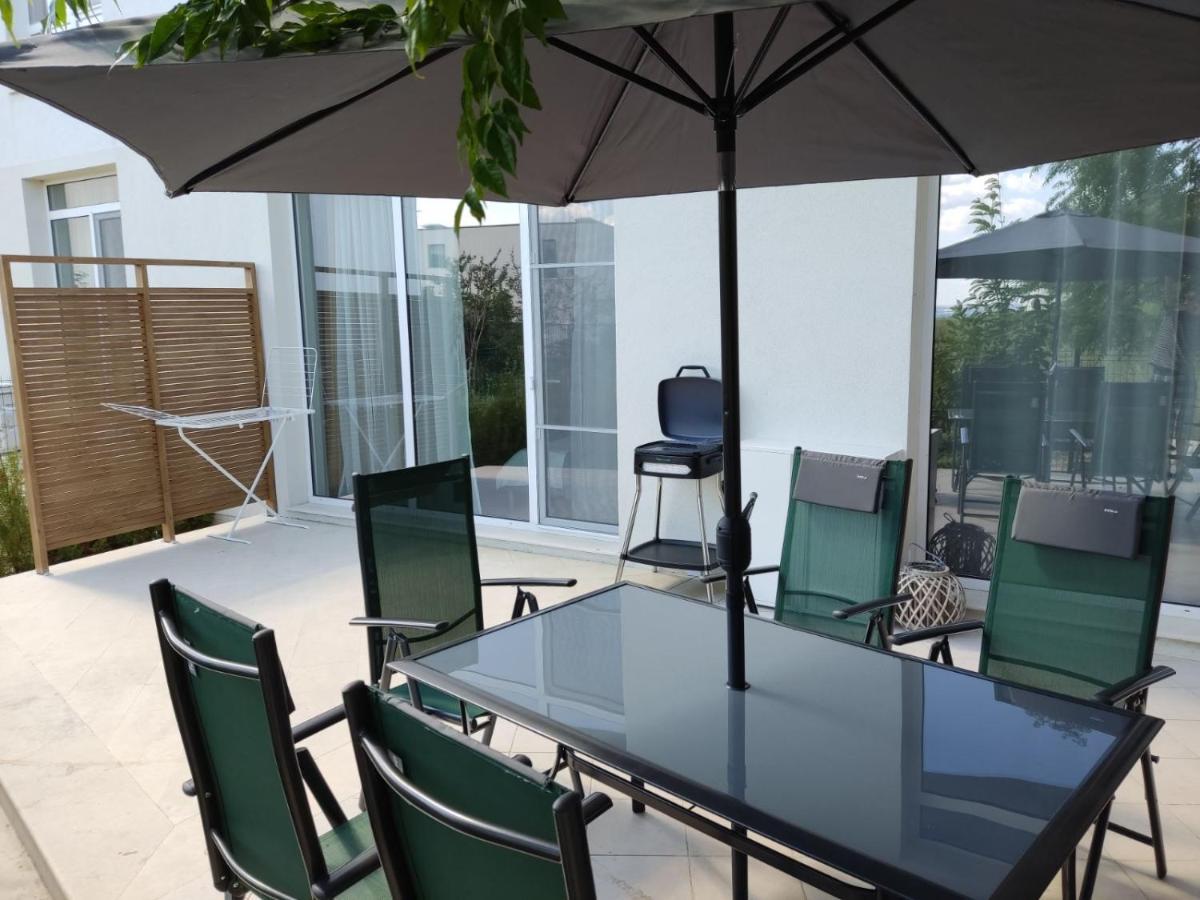 Las Brisas Garden Apartment بورغاس المظهر الخارجي الصورة