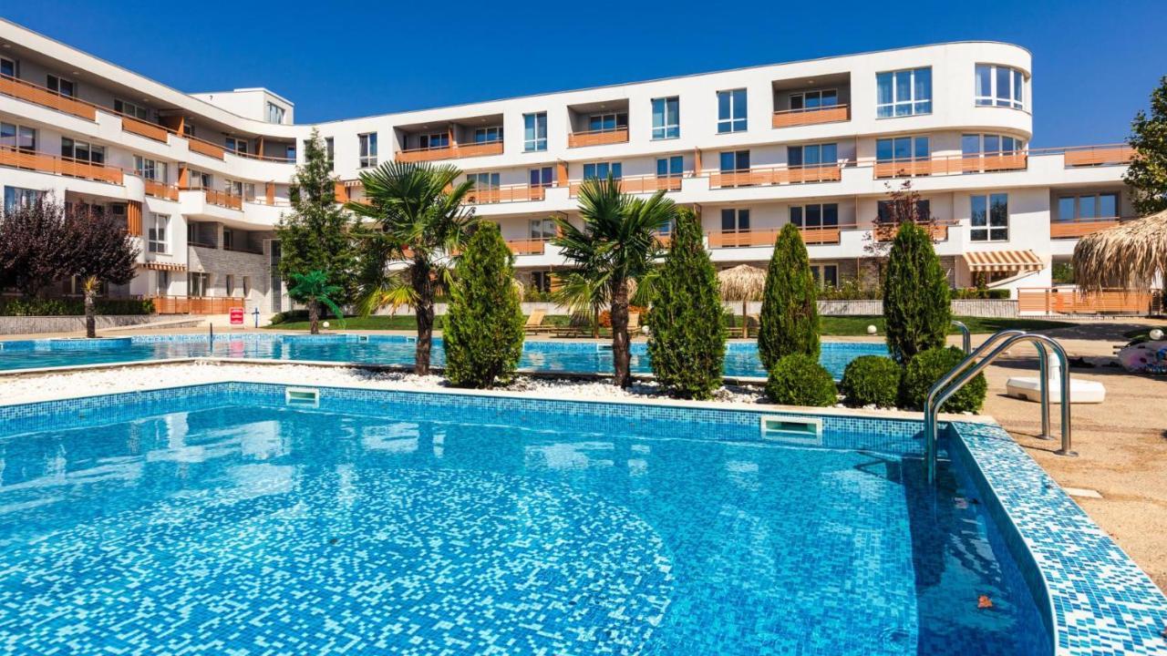 Las Brisas Garden Apartment بورغاس المظهر الخارجي الصورة